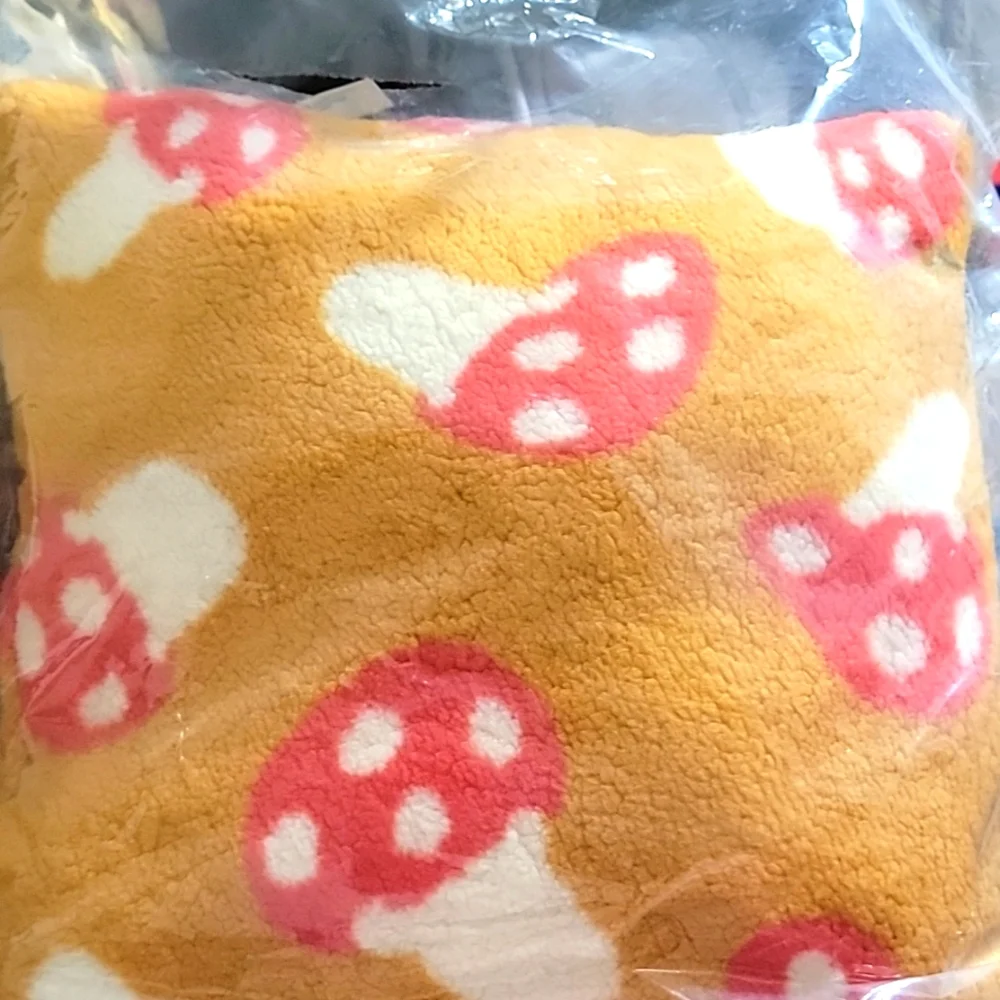 New Urban Outfitters Amped Tufted Fleece Overstuffed Throw Pillow 18